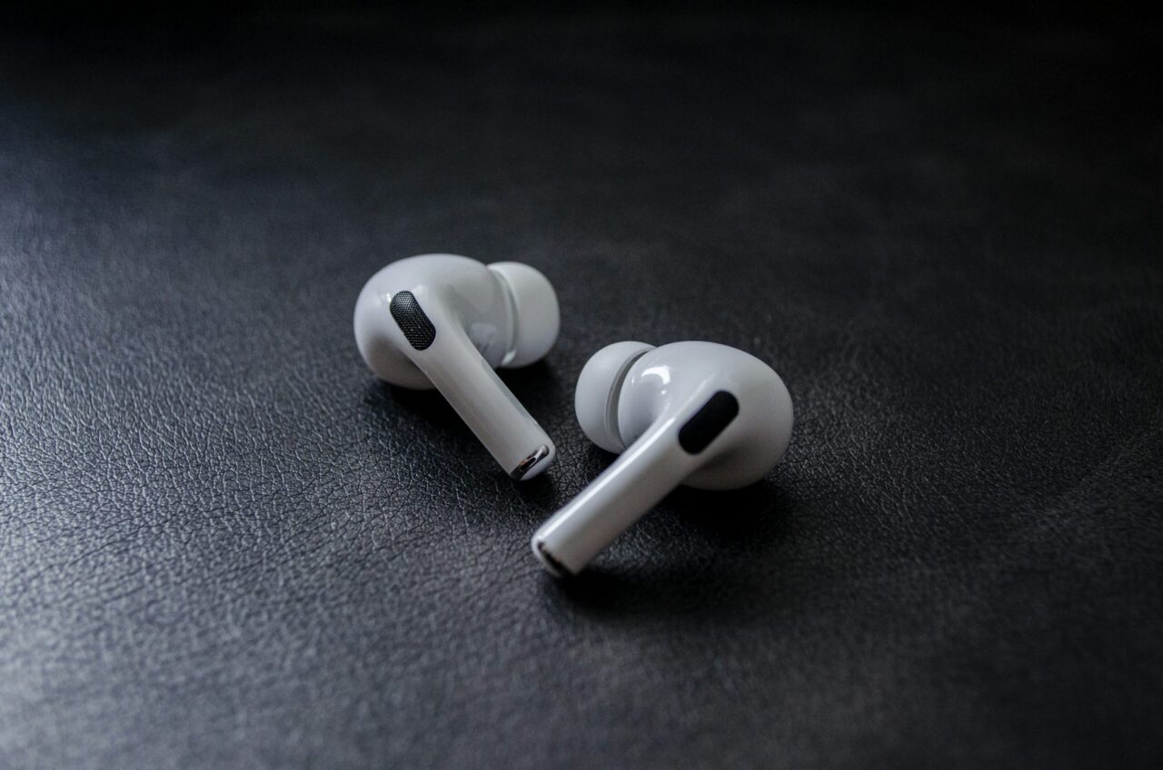 كيف-يبدو-مستقبل-سماعة-AirPods-مع-الكاميرا-والذكاء-الاصطناعي
