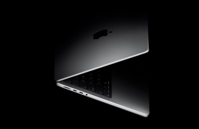 جهاز MacBook Ultra على مقربة منا
