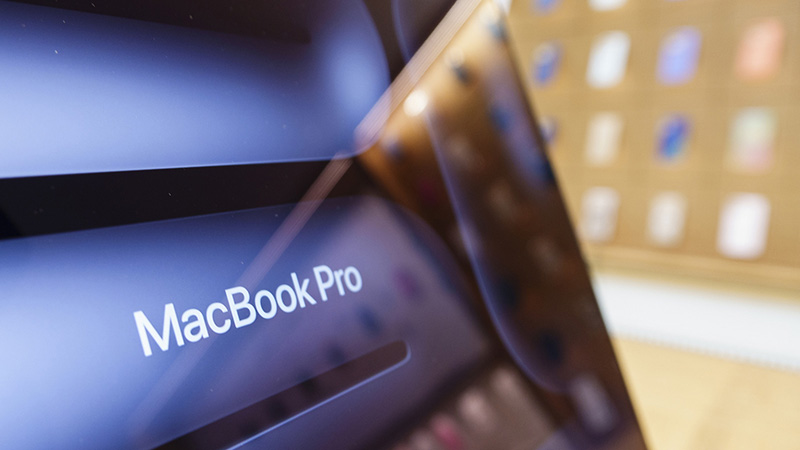 سيكون MacBook Pro OLED الأكثر رشاقة